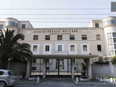 Il desolante ex ospedale militare Bonomo di Bari, gigante del quartiere Carrassi chiuso dal 2008. Varchiamo l'ingresso monumentale, ben visibile al civico 243 di corso Alcide De Gasperi 